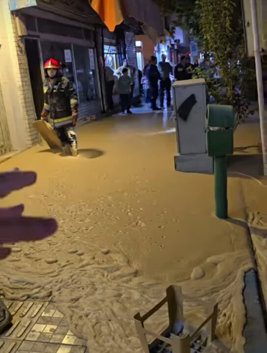 ماجرای نشت ماده عجیب در خیابان نشاط اصفهان چه بود؟ + فیلم و عکس