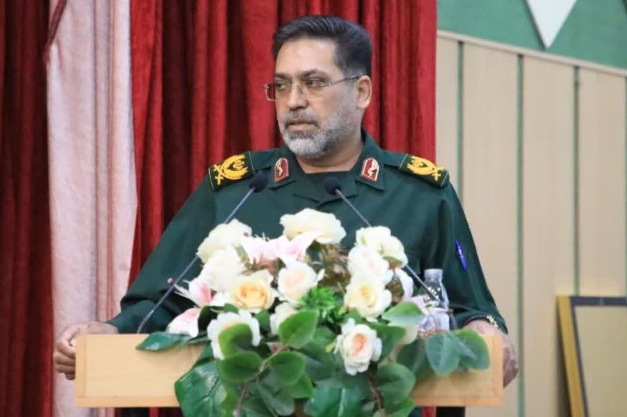 پاسداران مردانه از پرچم اسلام و انقلاب پاسداری می‌کنند