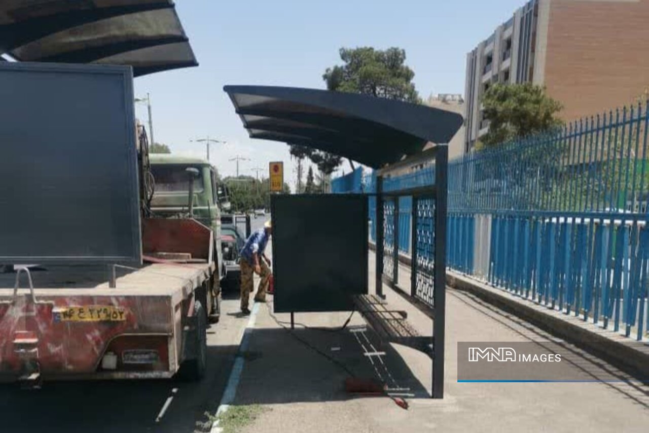 نصب بیش از ۲۰ سرپناه طرح جدید ایستگاه اتوبوس در منطقه ۶ اصفهان