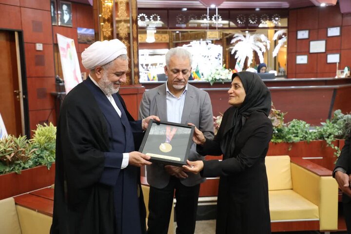 اهدای مدال لیگ برتر تیم ملی فوتبال بانوان به رئیس دستگاه قضا در کرمان