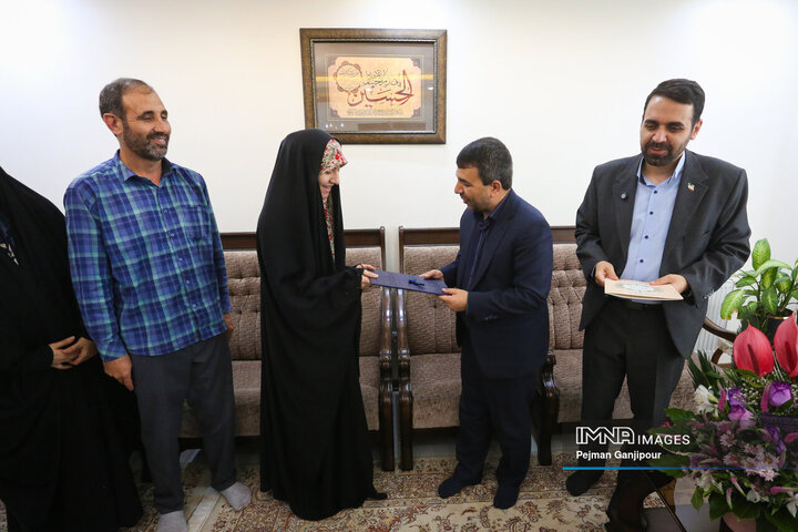 دیدار عضو شورای شهر اصفهان با قهرمان تنیس روی میز اصفهان