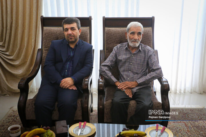 دیدار عضو شورای شهر اصفهان با قهرمان تنیس روی میز اصفهان