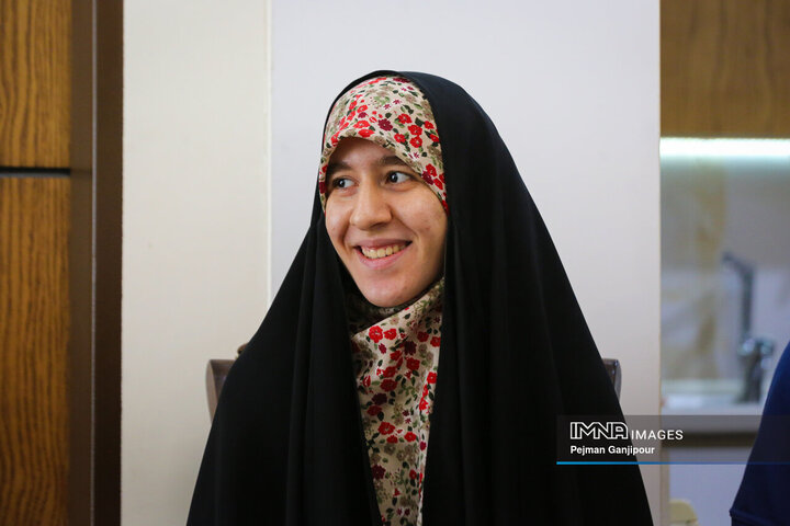 دیدار عضو شورای شهر اصفهان با قهرمان تنیس روی میز اصفهان