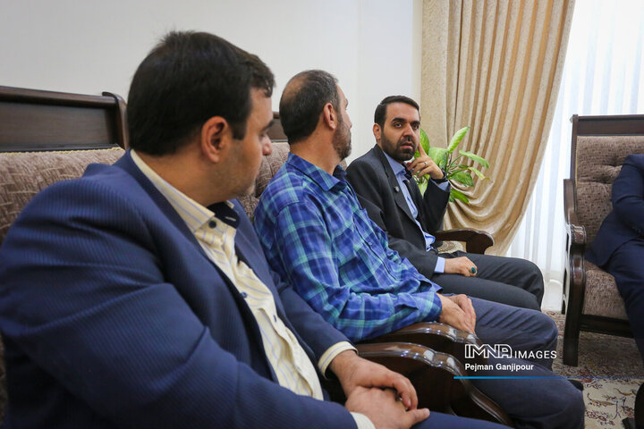 دیدار عضو شورای شهر اصفهان با قهرمان تنیس روی میز اصفهان