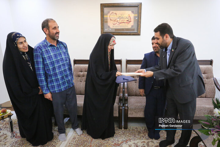 دیدار عضو شورای شهر اصفهان با قهرمان تنیس روی میز اصفهان