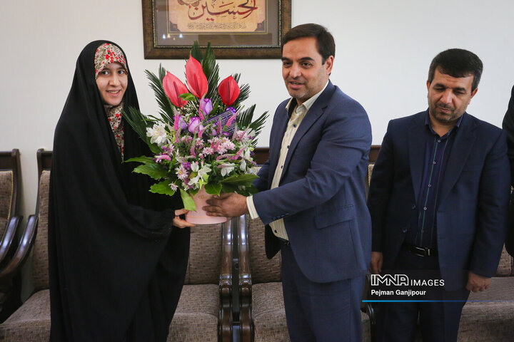 دیدار عضو شورای شهر اصفهان با قهرمان تنیس روی میز اصفهان