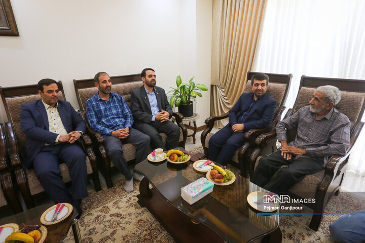 دیدار عضو شورای شهر اصفهان با قهرمان تنیس روی میز اصفهان