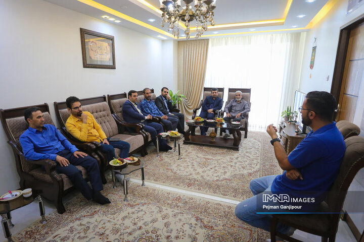 دیدار عضو شورای شهر اصفهان با قهرمان تنیس روی میز اصفهان