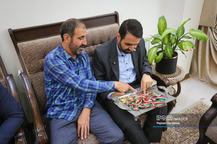 دیدار عضو شورای شهر اصفهان با قهرمان تنیس روی میز اصفهان