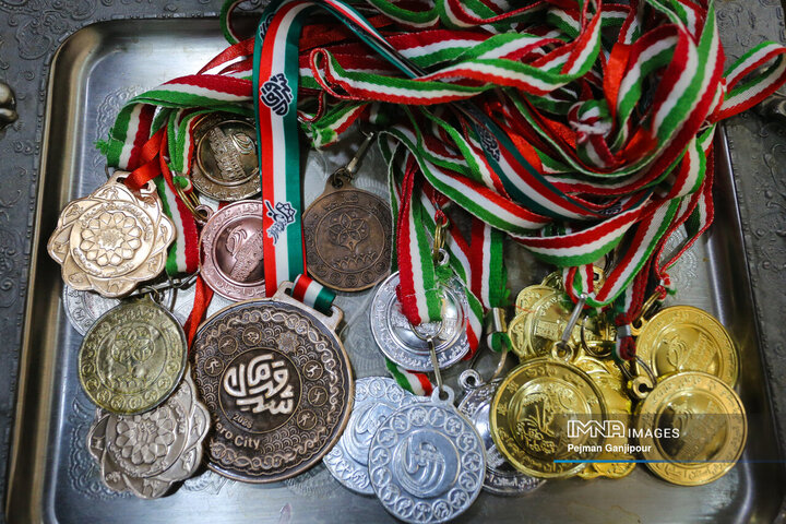 دیدار عضو شورای شهر اصفهان با قهرمان تنیس روی میز اصفهان