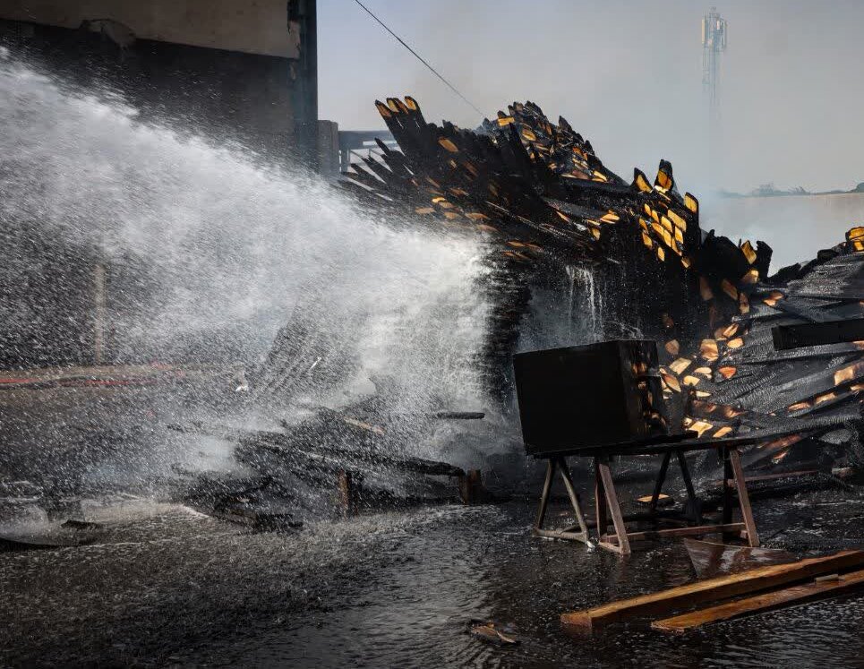 آتش سوزی گسترده الوارهای چوبی در شاهپور جدید + عکس