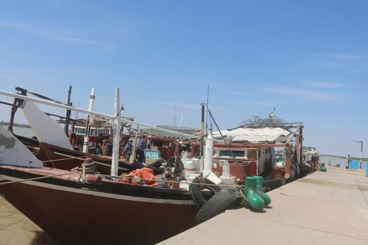 لنج حامل ۴۵۰ میلیارد ریال کالای قاچاق در آب‌های میناب توقیف شد