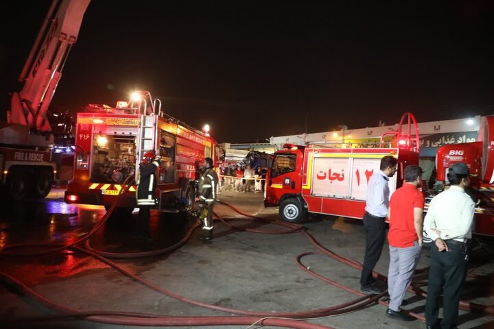 آتش‌سوزی گسترده ۴ فروشگاه در بازار خشکبار مصلی مشهد