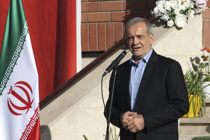 دانش‌آموزان با فراگیری علم، دانش و مهارت به ساخت کشور کمک کنند