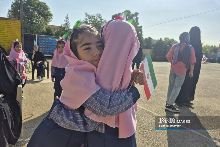 از اشک جدایی تا لبخند دوستی؛ روایت روز اول مهر