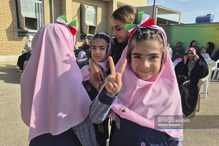 از اشک جدایی تا لبخند دوستی؛ روایت روز اول مهر