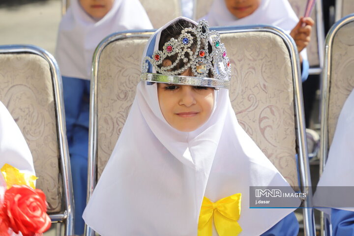 از اشک جدایی تا لبخند دوستی؛ روایت روز اول مهر