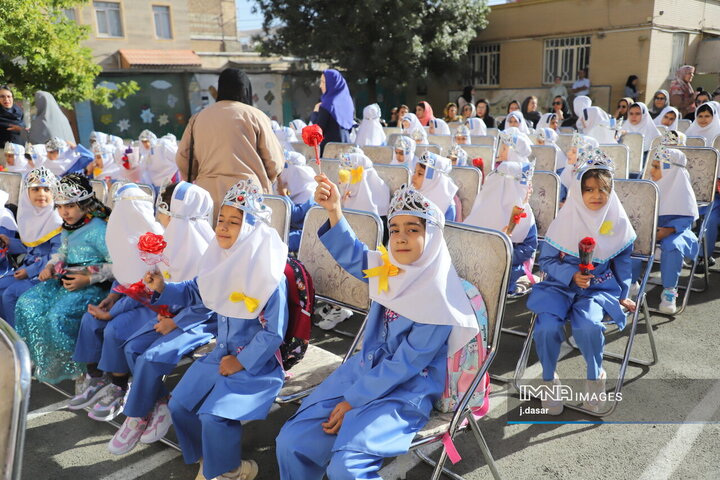 از اشک جدایی تا لبخند دوستی؛ روایت روز اول مهر