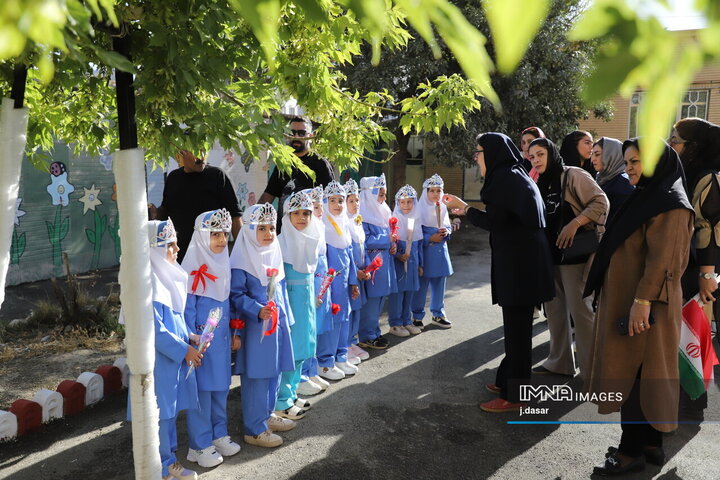 از اشک جدایی تا لبخند دوستی؛ روایت روز اول مهر