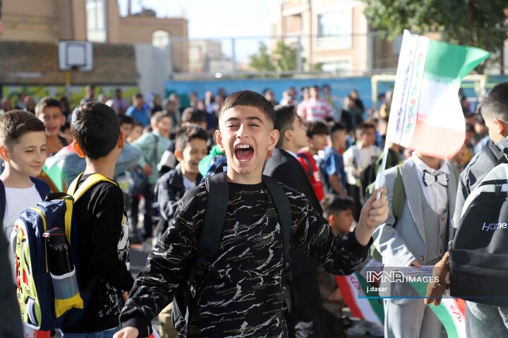 از اشک جدایی تا لبخند دوستی؛ روایت روز اول مهر