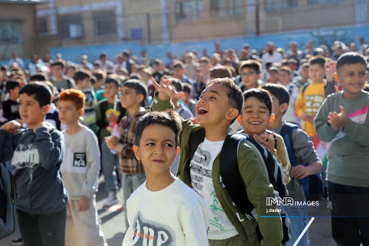 از اشک جدایی تا لبخند دوستی؛ روایت روز اول مهر