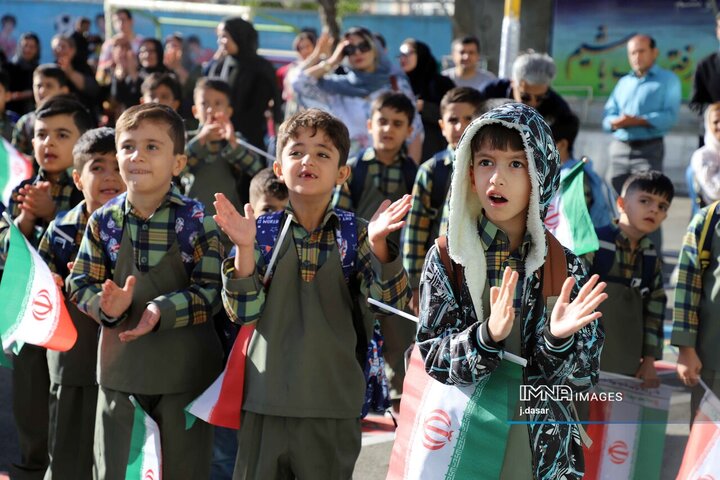 از اشک جدایی تا لبخند دوستی؛ روایت روز اول مهر