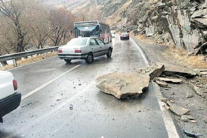وضعیت جاده چالوس هم اکنون ۱ مهر / خطر ریزش سنگ در جاده کرج چالوس