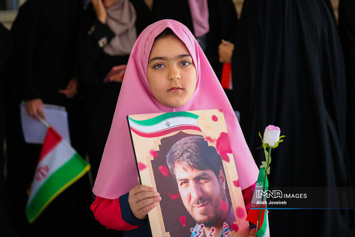 بدرقه فرزندان شهیدمحمود محسنی تا مدرسه