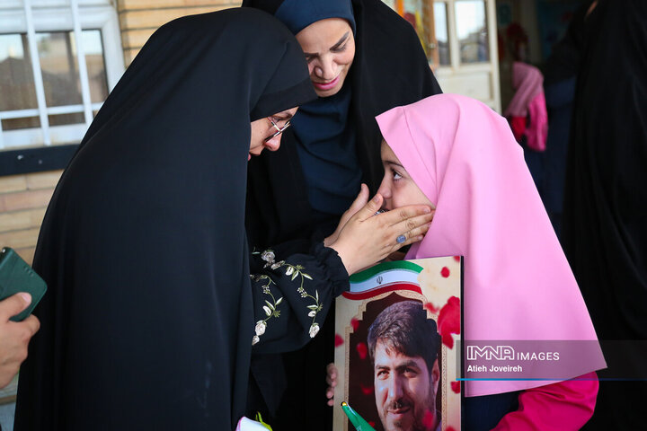 بدرقه فرزندان شهیدمحمود محسنی تا مدرسه