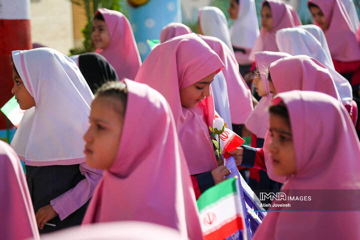 بدرقه فرزندان شهیدمحمود محسنی تا مدرسه