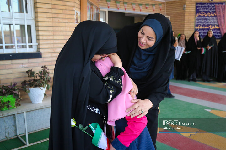 بدرقه فرزندان شهیدمحمود محسنی تا مدرسه