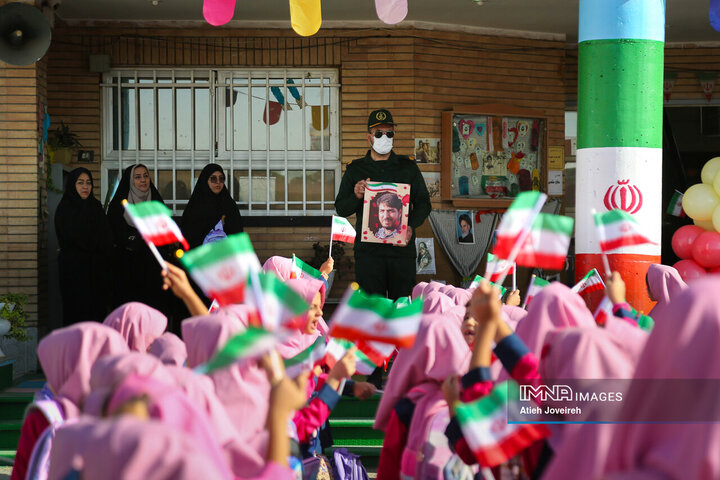 بدرقه فرزندان شهیدمحمود محسنی تا مدرسه