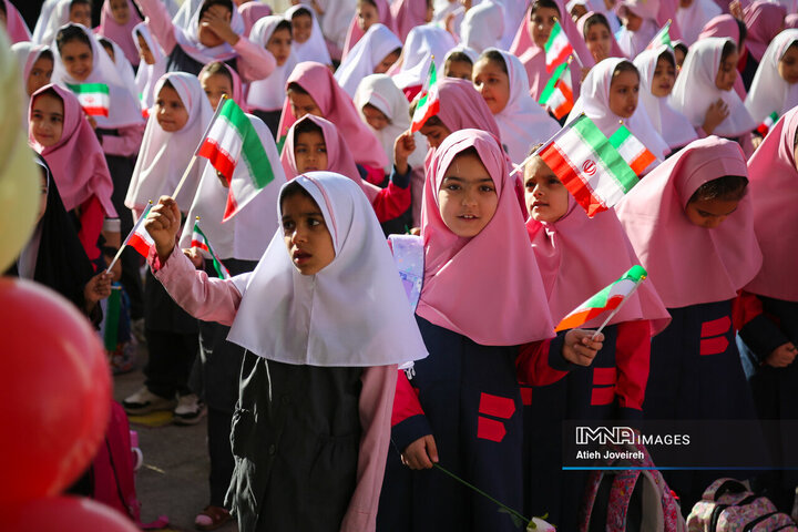 بدرقه فرزندان شهیدمحمود محسنی تا مدرسه