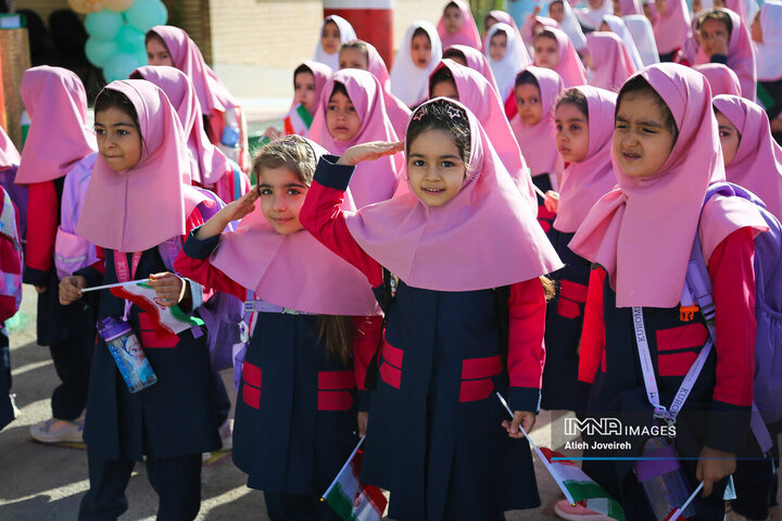 بدرقه فرزندان شهیدمحمود محسنی تا مدرسه