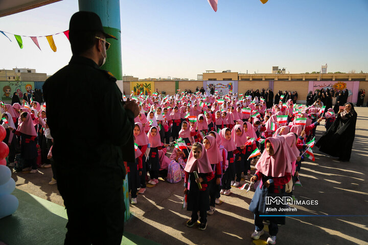 بدرقه فرزندان شهیدمحمود محسنی تا مدرسه