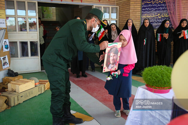 بدرقه فرزندان شهیدمحمود محسنی تا مدرسه