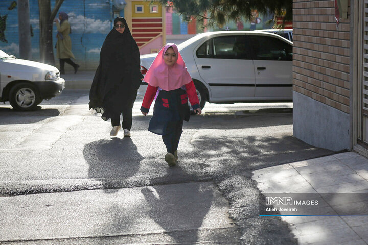 بدرقه فرزندان شهیدمحمود محسنی تا مدرسه