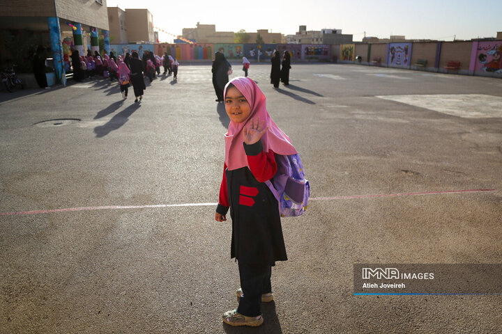 بدرقه فرزندان شهیدمحمود محسنی تا مدرسه