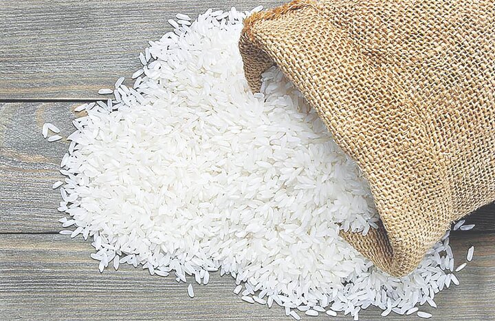 برنج ارزان وارد و گران به مردم فروخته می‌شود