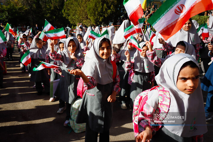 جشن آغاز سال تحصیلی در دبستان شاهد حضرت معصومه(س)
