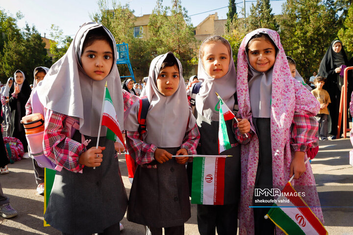 جشن آغاز سال تحصیلی در دبستان شاهد حضرت معصومه(س)