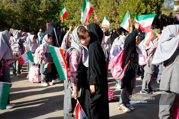 جشن آغاز سال تحصیلی در دبستان شاهد حضرت معصومه(س)