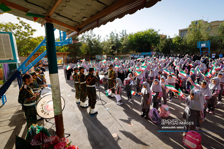 جشن آغاز سال تحصیلی در دبستان شاهد حضرت معصومه(س)