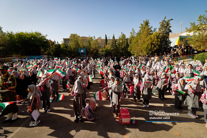 جشن آغاز سال تحصیلی در دبستان شاهد حضرت معصومه(س)