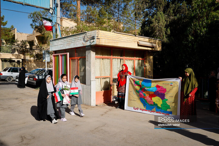 جشن آغاز سال تحصیلی در دبستان شاهد حضرت معصومه(س)