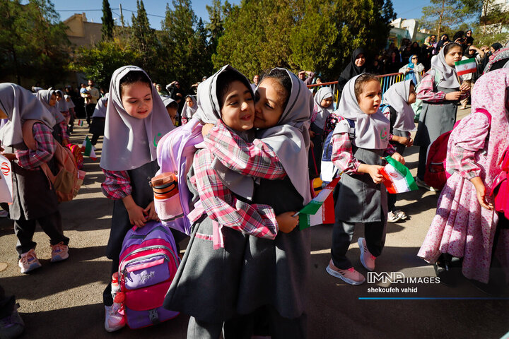 جشن آغاز سال تحصیلی در دبستان شاهد حضرت معصومه(س)