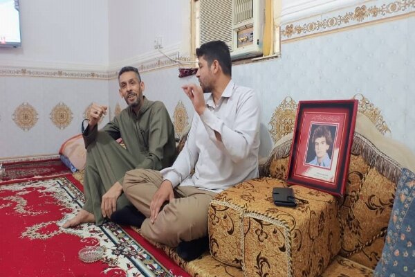 در فارسیات، هنوز قاب عکسها از جبهه میگویند