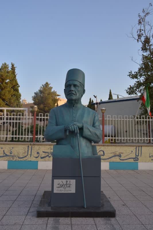 نصب مجسمه اقبال لاهوری در خیابان لاهور اصفهان
