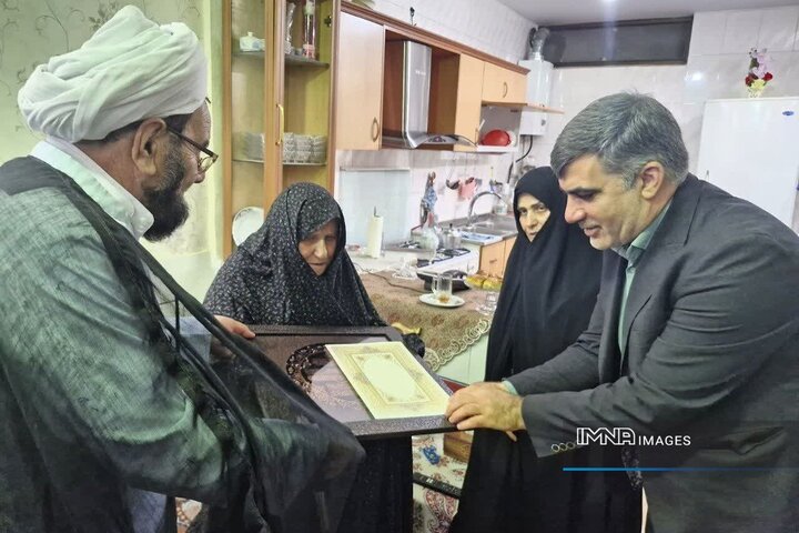 ادای احترام به ۳ شهید والامقام خوراسگان در دیدار مسئولان با خانواده‌های معظم شهدا