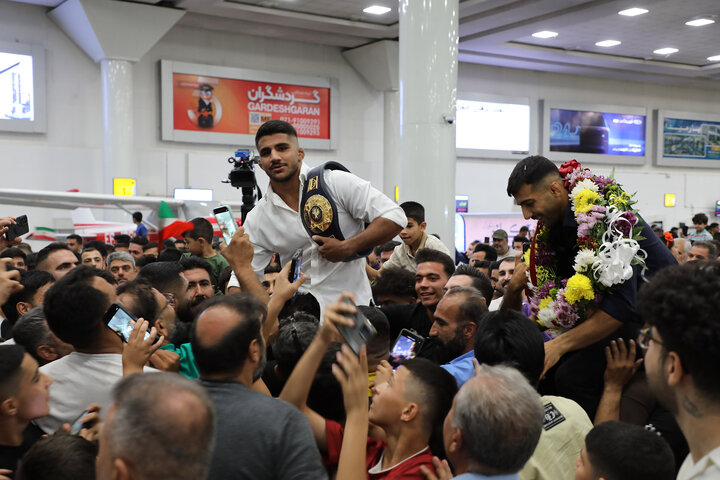 استقبال باشکوه از قهرمانان جهانی کشتی فارس در فرودگاه شیراز